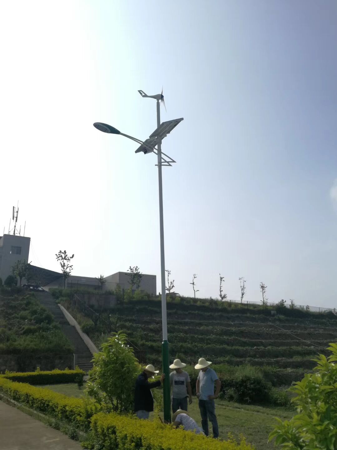南京歐陸300W風(fēng)光互補(bǔ)發(fā)電機(jī)為四川郫都縣鄉(xiāng)村道路點(diǎn)燃光亮.jpg
