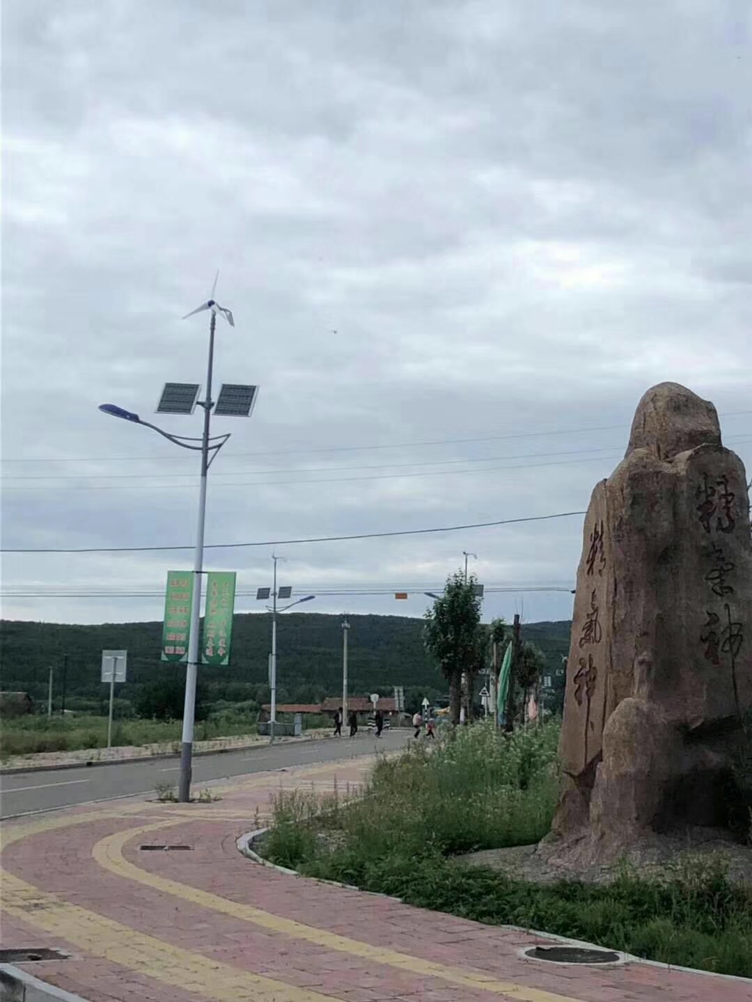 南京歐陸300W風(fēng)光互補(bǔ)發(fā)電系統(tǒng)成功應(yīng)用在內(nèi)蒙道路上.jpg