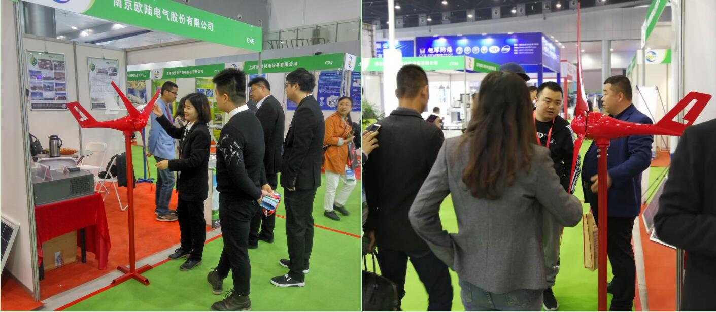 南京歐陸電氣現(xiàn)場工作人員為客戶講解風力發(fā)電機.jpg
